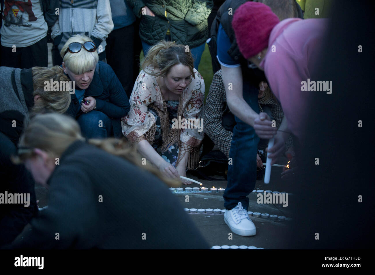 La gente frequenta una veglia silenziosa per lo studente irlandese Karen Buckley, 24, in un parco fuori Hill Street dove viveva Miss Buckley, dopo che il suo corpo fu trovato ad High Craigton Farm, nella periferia nord-occidentale della città, dopo una ricerca di quattro giorni. Foto Stock