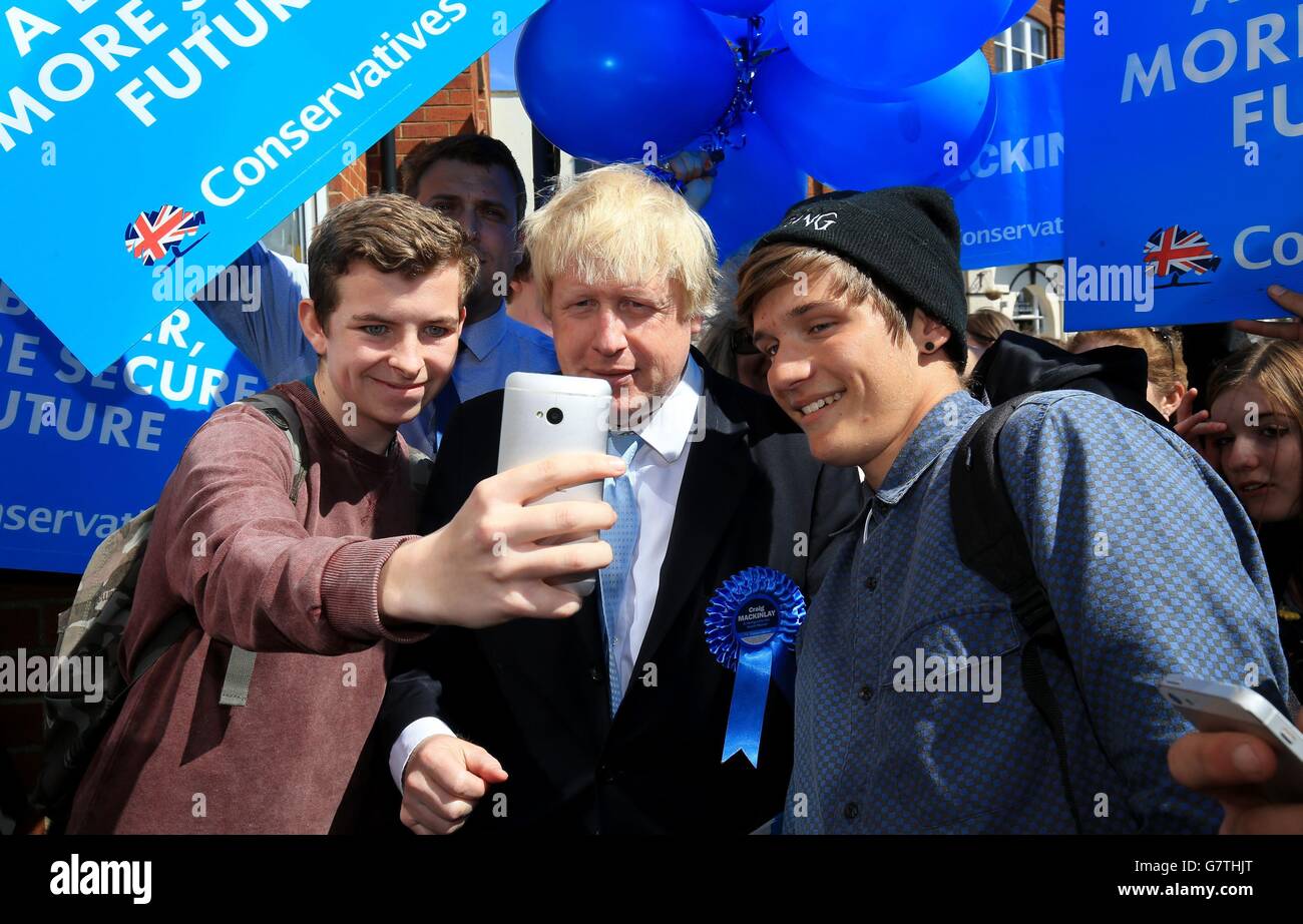 Il sindaco di Londra Boris Johnson (centro), si pone per una fotografia, durante una campagna elettorale generale a Ramsgate, Kent. Foto Stock