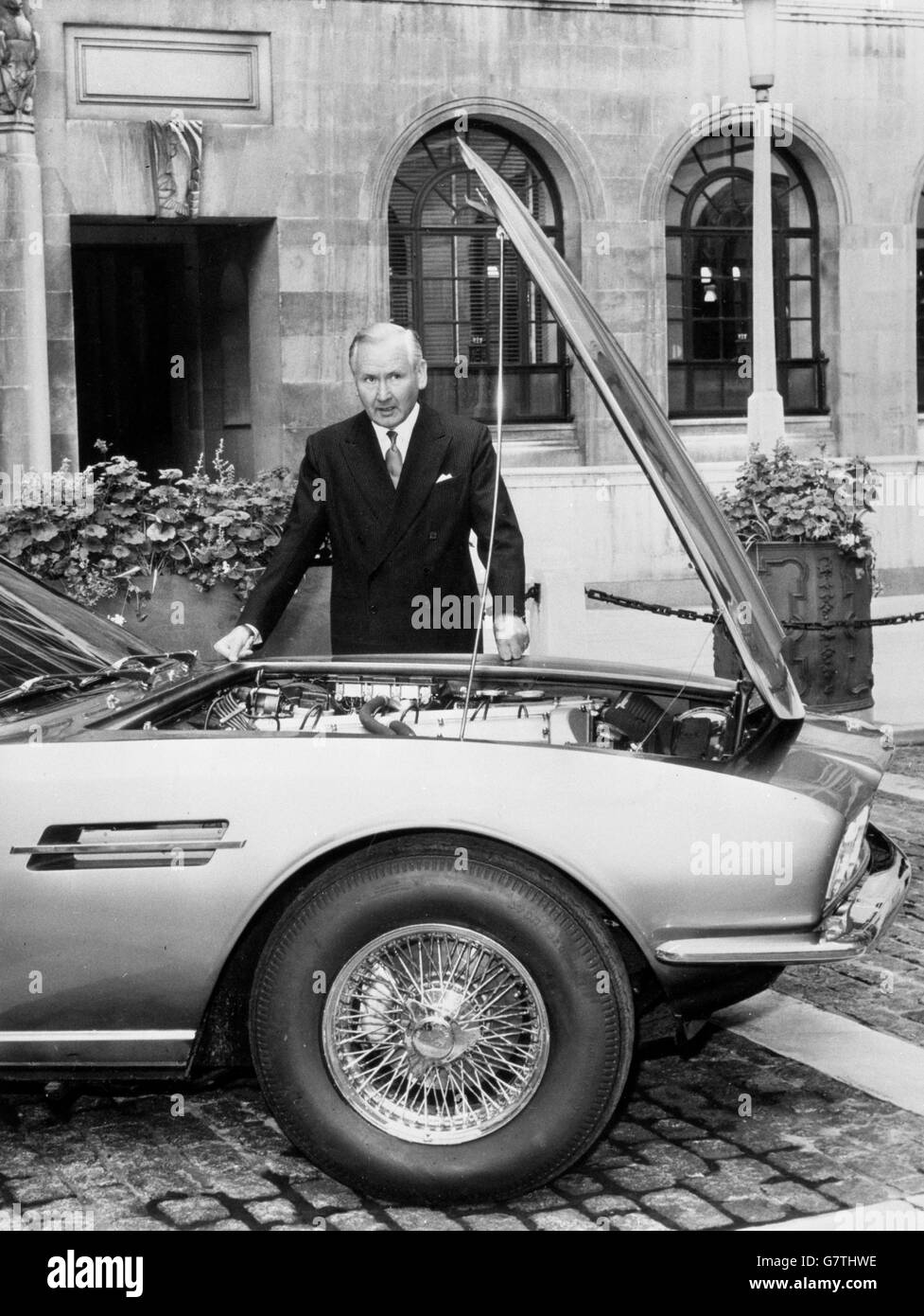Sir Leslie o'Brien (l), Governatore della Banca d'Inghilterra, con uno dei più prestigiosi esportatori d'Inghilterra, l'Aston Martin DBS. Sir Leslie aprirà il London Motor Show quest'anno. È il primo Governatore della Banca d'Inghilterra ad aprire questa vetrina di negozi della più grande industria di esportazione della Gran Bretagna. Foto Stock