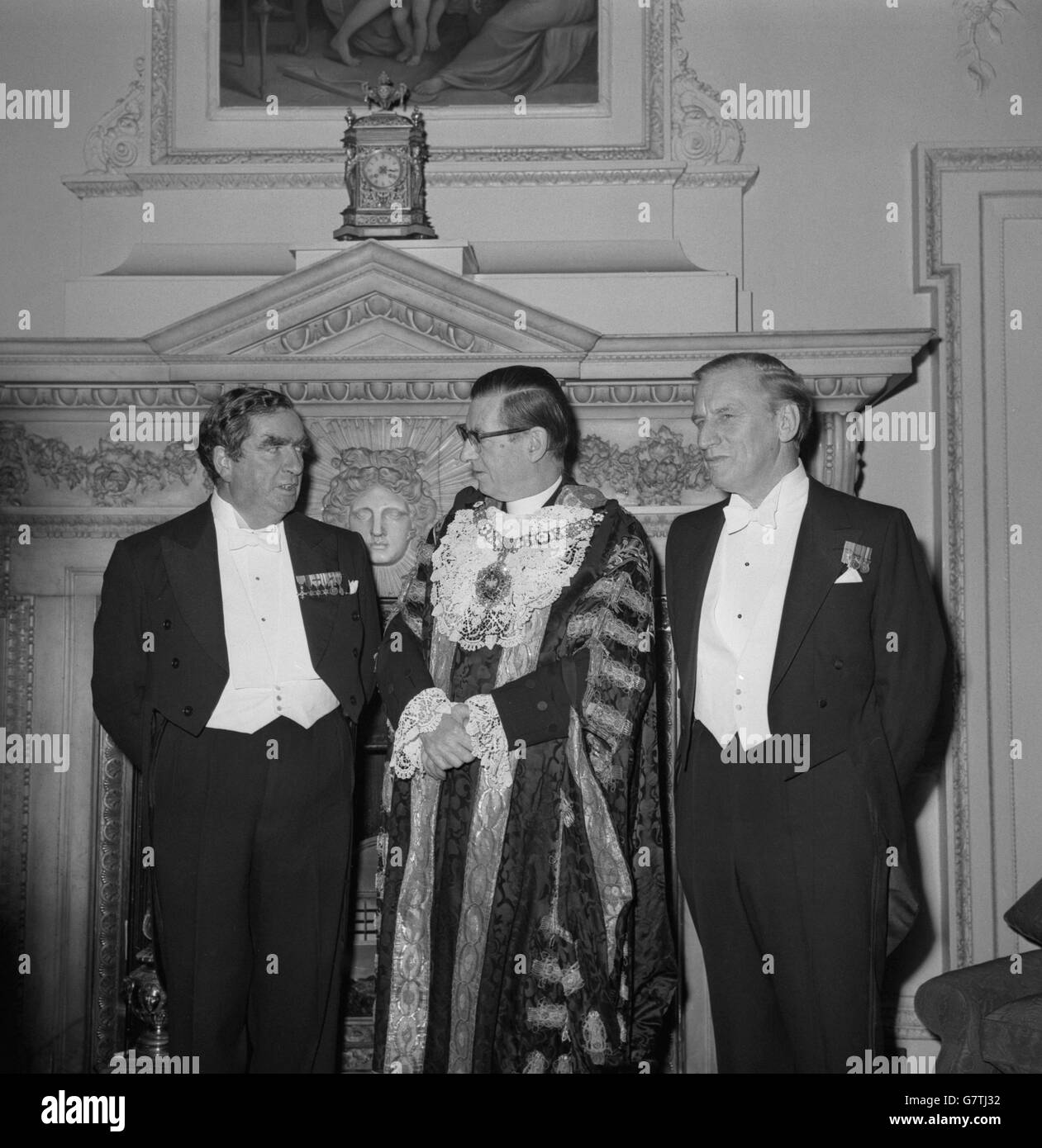 Il Cancelliere dello scacchiere Denis Healey (l) con il Sindaco Lord di Londra Sir Murray Fox (c) e il Governatore della Banca d'Inghilterra Gordon Richardson alla Casa Mansion che partecipa alla cena del Sindaco Lord. Foto Stock