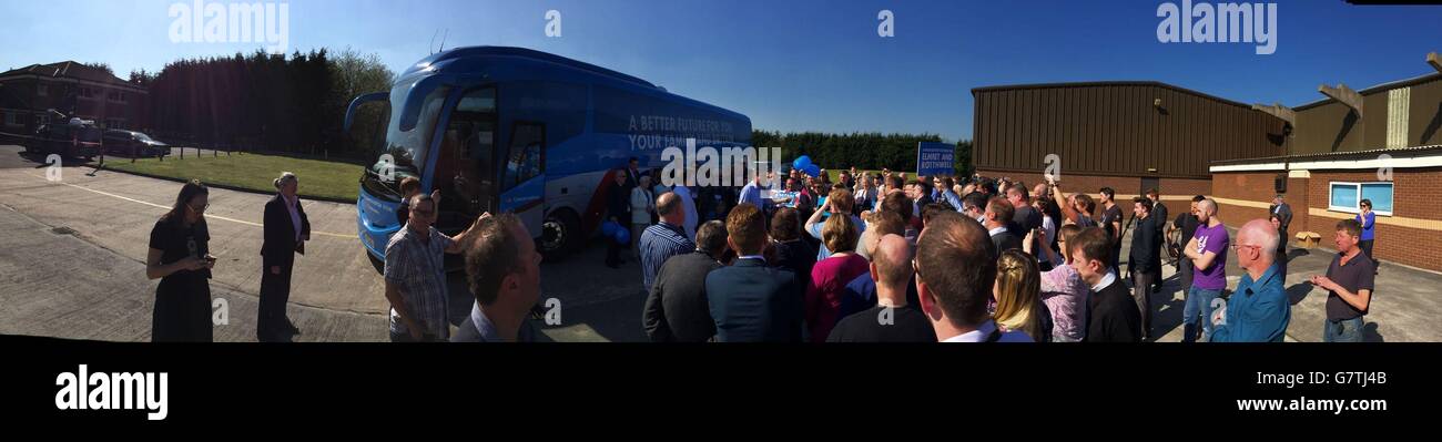 Panoramica dell'immagine dell'autobus elettorale conservatore che si ferma a Elmet e Rothwell, West Yorkshire, mentre continua la campagna elettorale generale. Foto Stock