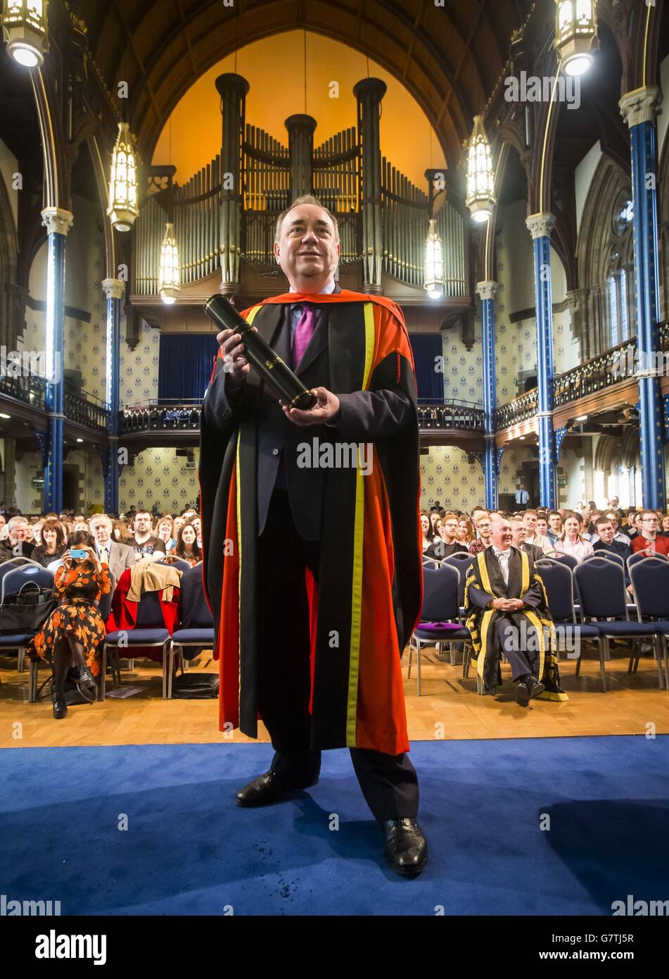 L'ex primo ministro scozzese Alex Salmond con la sua laurea onoraria gli è stata assegnata dalla Glasgow University. Foto Stock