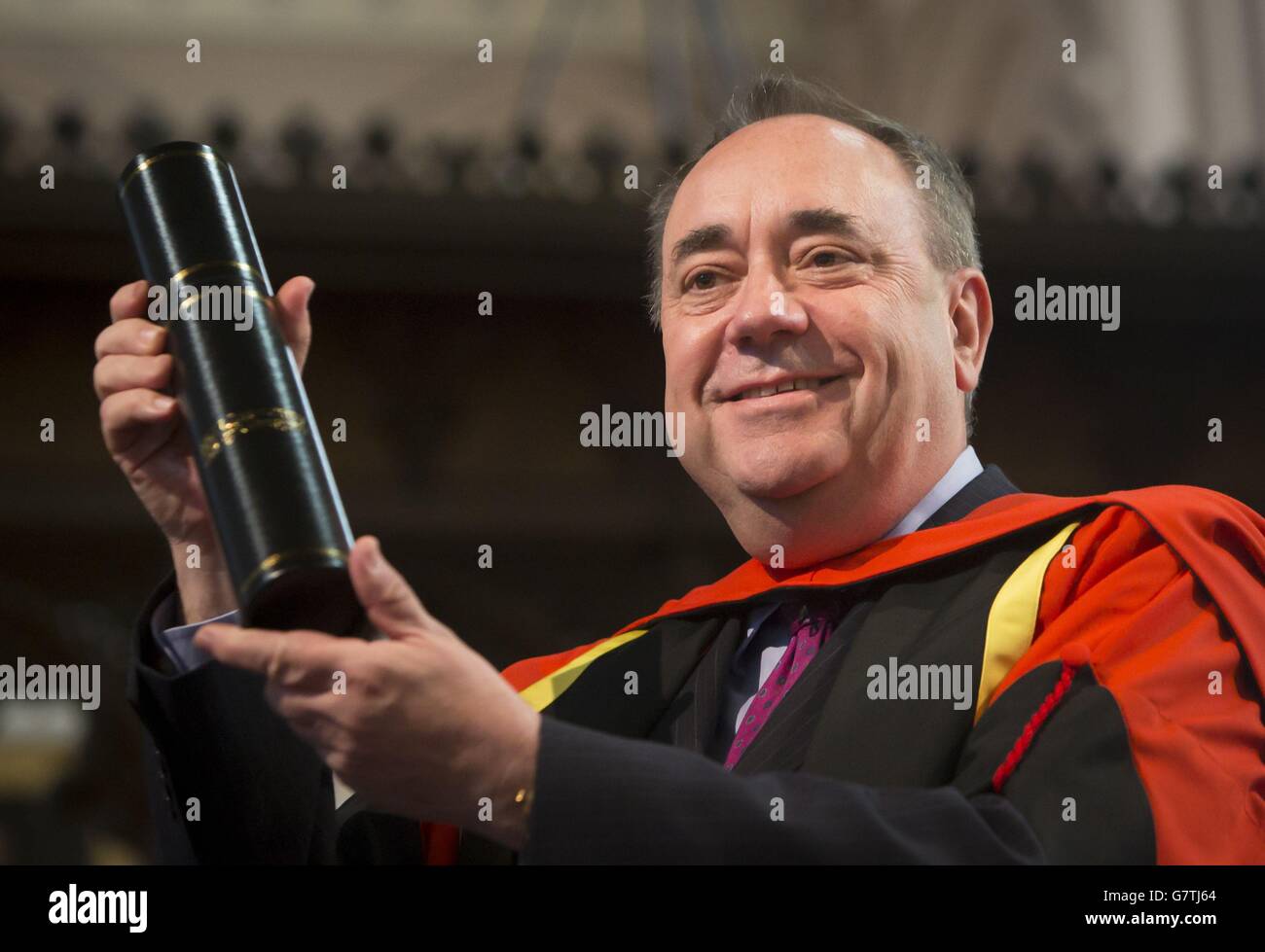 L'ex primo ministro scozzese Alex Salmond con la sua laurea onoraria gli è stata assegnata dalla Glasgow University. Foto Stock