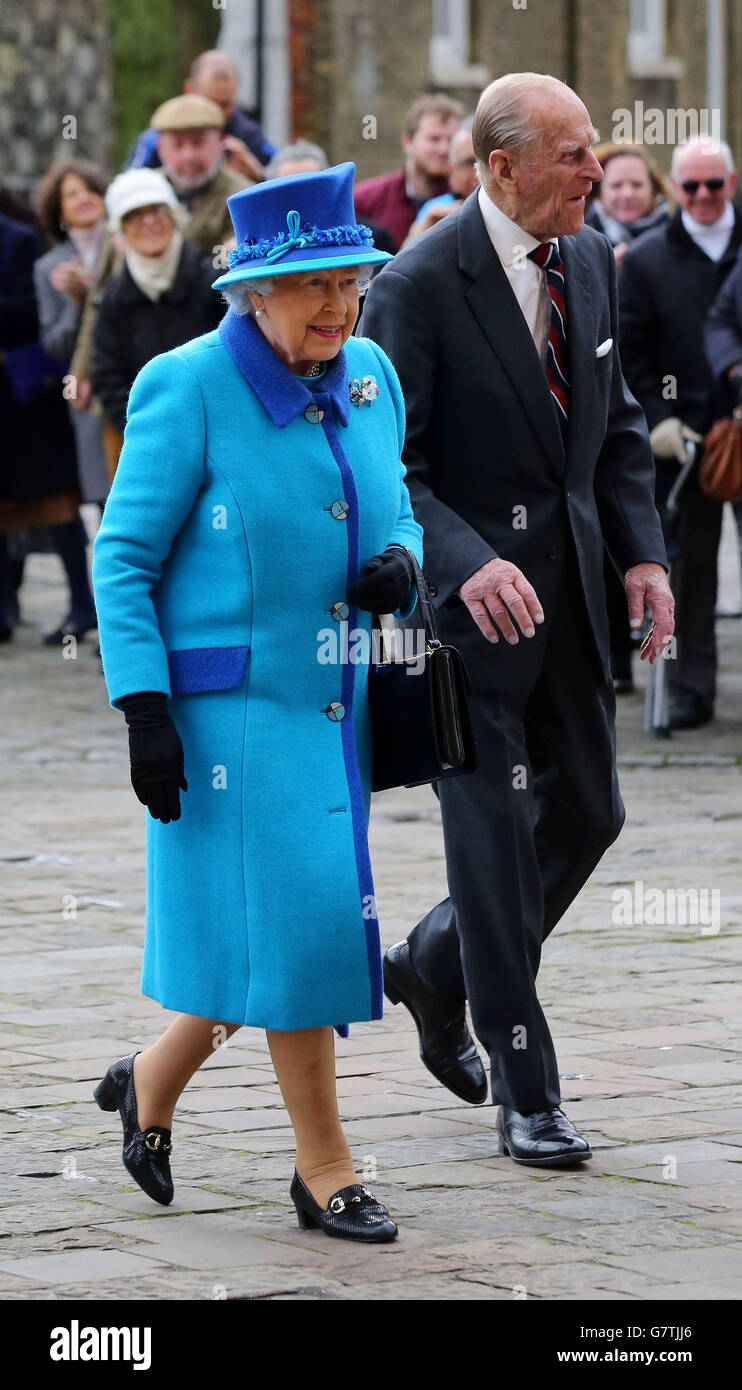 La regina Elisabetta II accompagnata dal duca di Edimburgo arriva a svelare le statue della coppia reale alla cattedrale di Canterbury per celebrare il loro Giubileo dei diamanti. Foto Stock