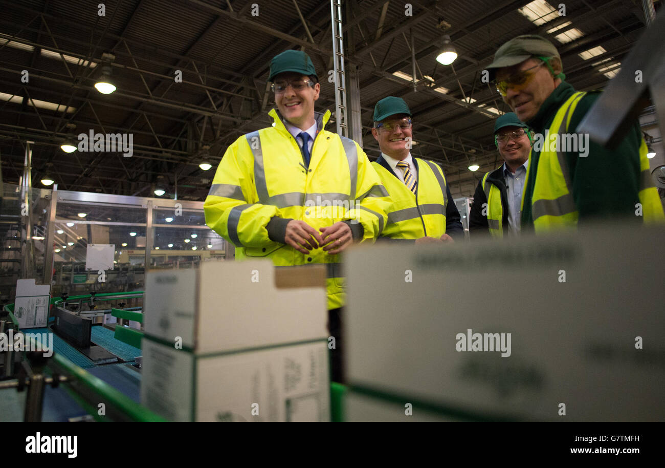 Il Cancelliere dello scacchiere George Osborne (a sinistra) incontra il personale e visita la linea di produzione della compagnia di bevande Britvic a Pudsey, West Yorkshire, dove ha tenuto un discorso ai lavoratori. Foto Stock