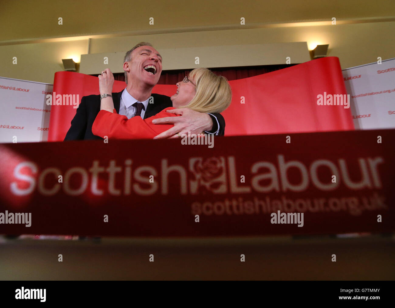 Il leader laburista scozzese Jim Murphy ha abbracciato Margaret Curran Shadow il Segretario di Stato scozzese per la Scozia dopo aver parlato con un pubblico a Glen Halls a Neilston, dove ha ufficialmente lanciato la campagna elettorale generale scozzese del suo partito. Foto Stock