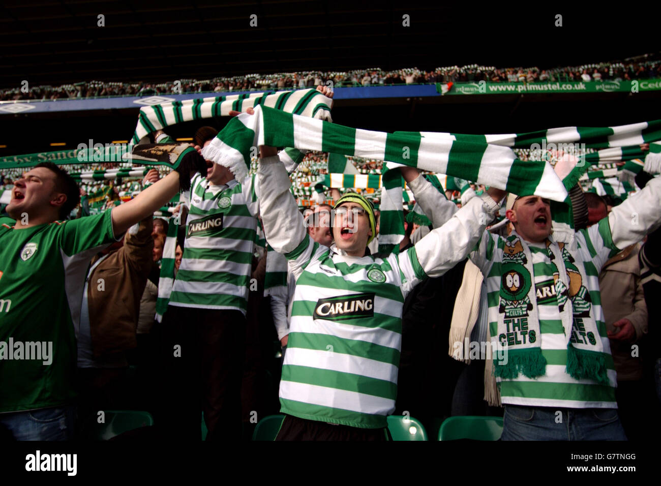 Calcio - Bank of Scotland Premier Division - Celtic v Rangers - Celtic Park. I fan celtici si immergersi nell'atmosfera del Celtic Park Foto Stock