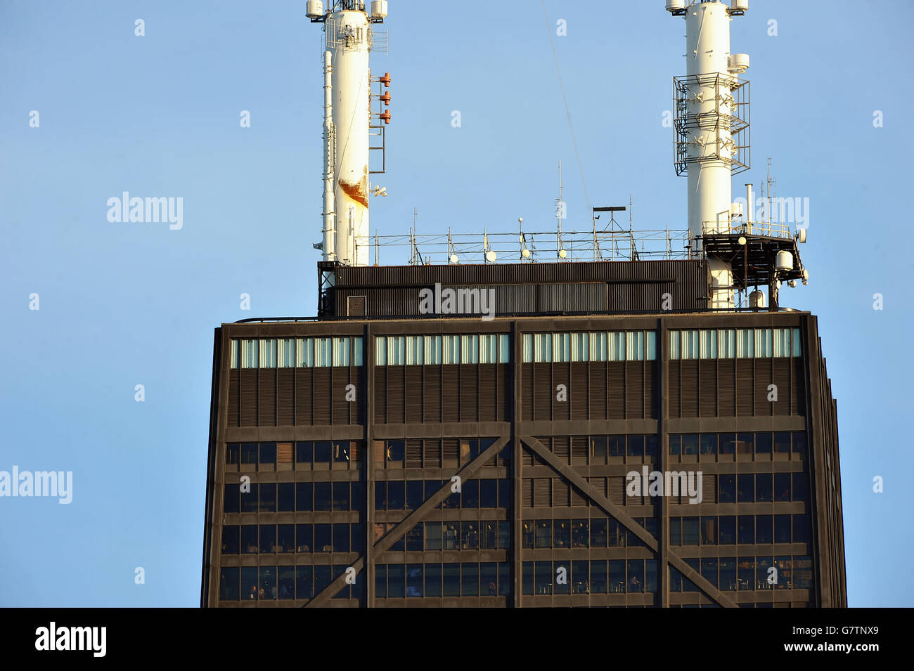 Primo piano della parte superiore di uno dei Chicago's più noti grattacieli, il John Hancock Building. Chicago, Illinois, Stati Uniti d'America. Foto Stock