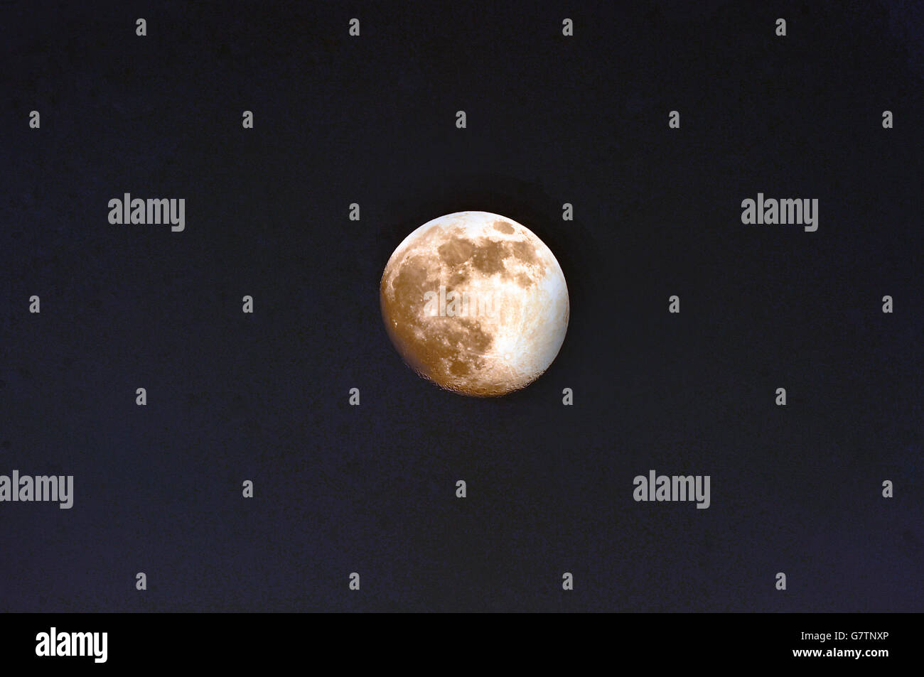 Una luna quasi piena nel cielo notturno al di sopra di Chicago. La fase illustrata è stata di circa due e una metà giorni prima di una luna piena. Chicago, Illinois, Stati Uniti d'America. Foto Stock