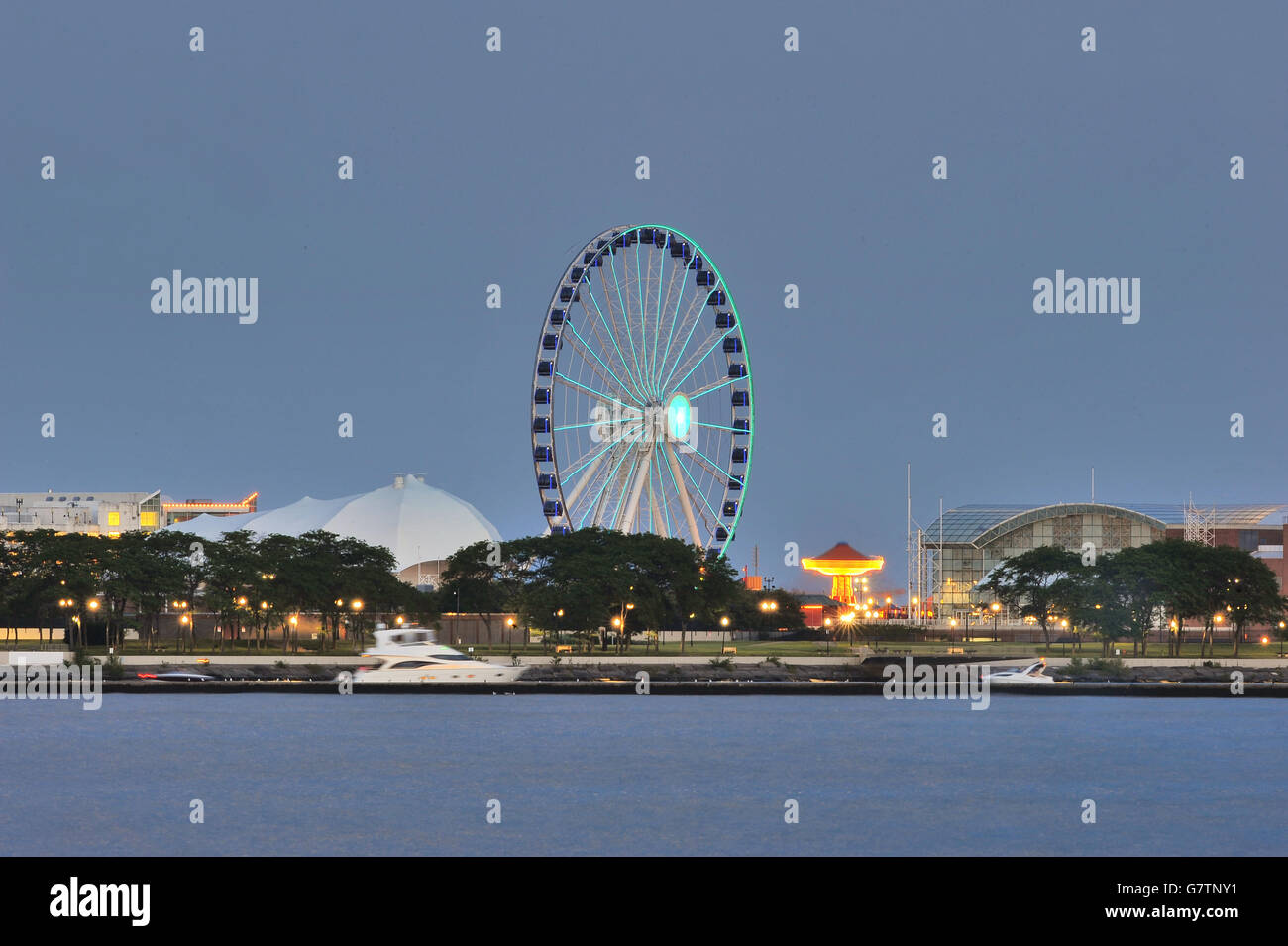 In onore del suo centesimo compleanno, Chicago il Navy Pier ottenuto una nuova ruota panoramica Ferris in 2016, denominata Centennial ruota. Chicago, Illinois, Stati Uniti d'America. Foto Stock