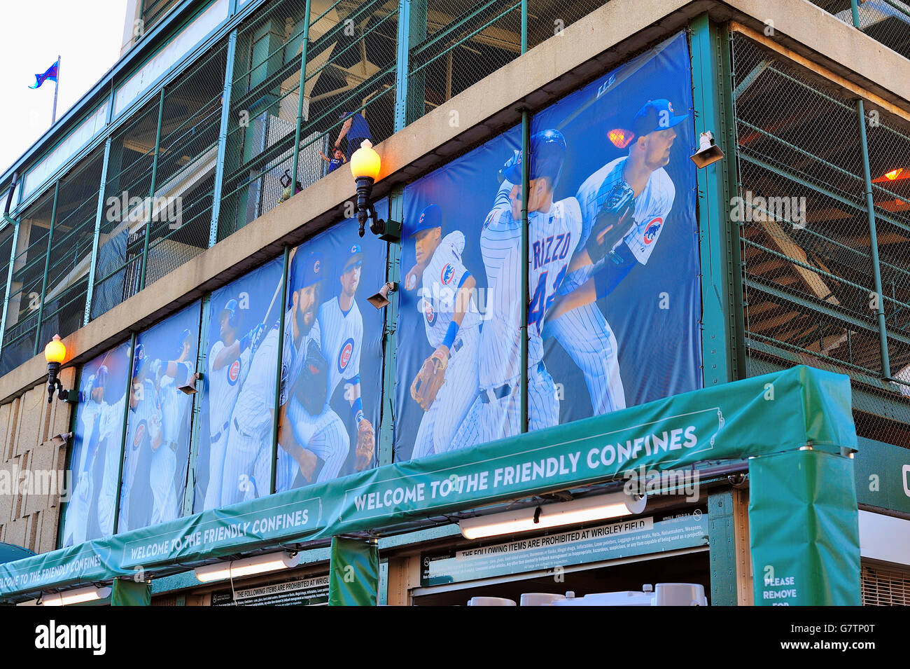 Player murales appeso sopra il diritto di ingresso campo Wrigley Field, casa dei Chicago Cubs. Chicago, Illinois, Stati Uniti d'America. Foto Stock