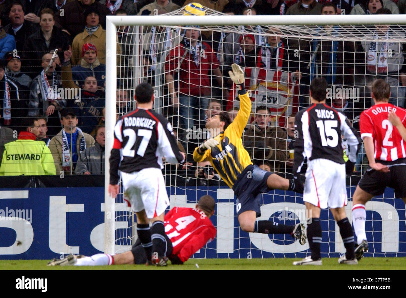 Calcio - UEFA Champions League - Round of 16 - prima tappa - PSV Eindhoven / Monaco - Philips Stadium. Alex di Eindhoven per PSV mette la palla oltre il portiere di Monaco Flavio Roma per segnare il loro primo goal Foto Stock