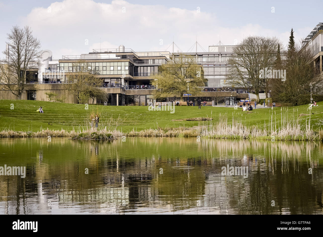 Un lago fuori dall'Università di Bath, come un sondaggio ha trovato che offre la migliore esperienza studentesca nel paese. Foto Stock