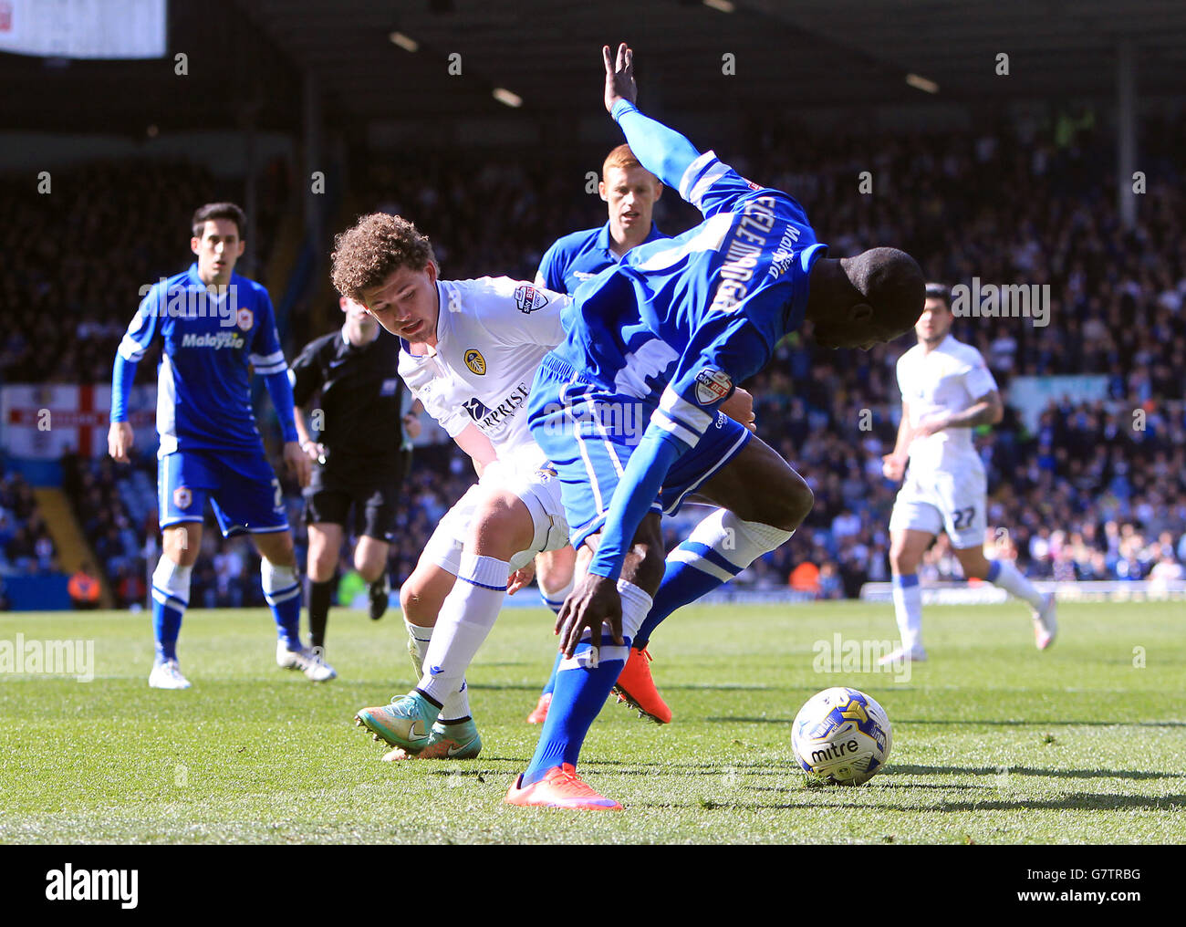 Calcio - Sky Bet Championship - Leeds United / Cardiff City - Elland Road. Kalvin Phillips (a sinistra) del Leeds United e Bruno Equadele-Manga del Cardiff City lottano per la palla Foto Stock