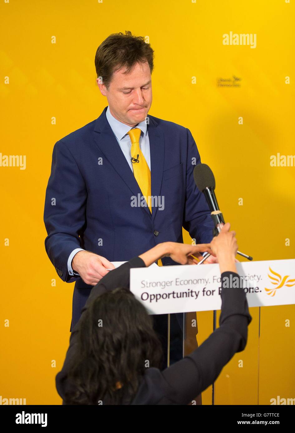 Il leader liberaldemocratico Nick Clegg viene interrotto mentre un’emittente cerca di risolvere un problema solido durante una conferenza stampa che delinea i piani di spesa del manifesto liberaldemocratico al Queen Elizabeth II Center, a Westminster, Londra. Foto Stock