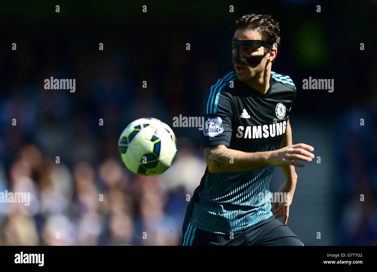 Cesc Fabregas di Chelsea con maschera facciale durante la partita della Barclays Premier League a Loftus Road, Londra. PREMERE ASSOCIAZIONE foto. Data foto: Domenica 12 aprile 2015. Vedi la storia del PA SOCCER QPR. Il credito fotografico dovrebbe essere: Adam Davy/PA filo. Foto Stock