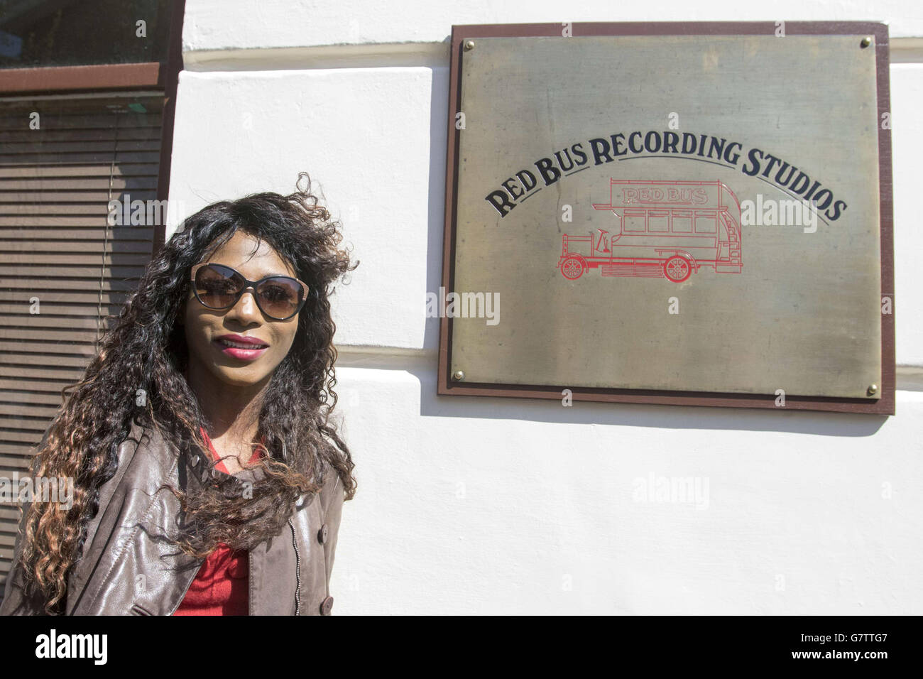 Sinitta al di fuori dei Red Bus Recording Studios di Londra, prima dell'inaugurazione di una targa blu da parte della Heritage Foundation, come gli studi diventano il primo edificio, al contrario di quello individuale, a ricevere l'onore e sono stati nominati per il premio dal cantante di Bee Gees, il compianto Robin Gib, Ex presidente della Fondazione. Foto Stock