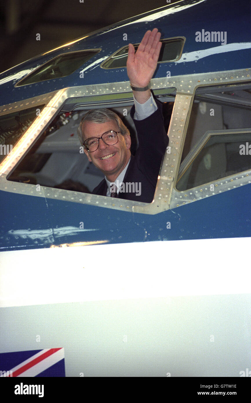 John Major nella sede del pilota di un British Midland 737 durante una visita all'aeroporto delle East Midlands. Foto Stock