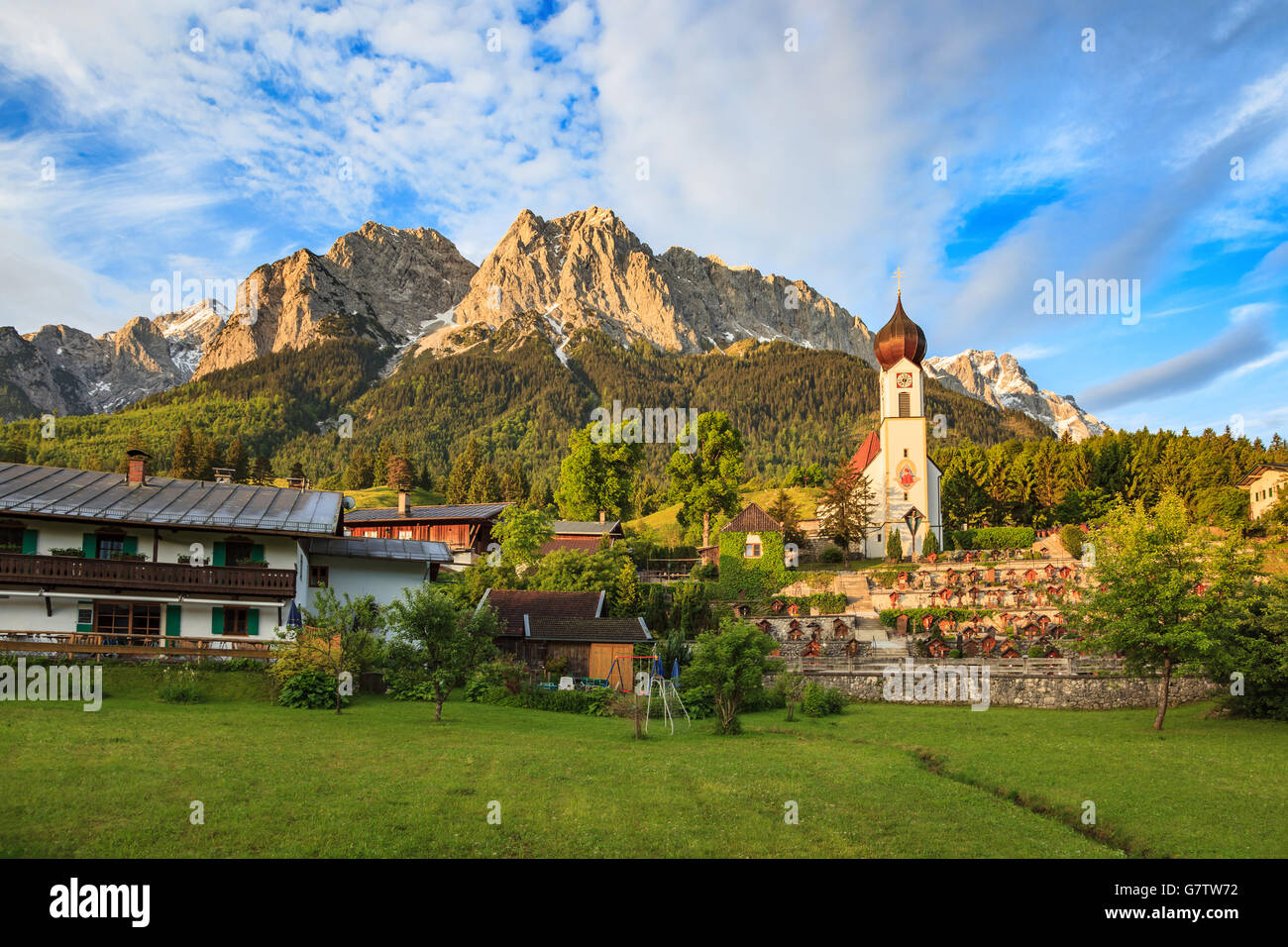 Grainau Village e il massiccio dello Zugspitze top della Germania Foto Stock