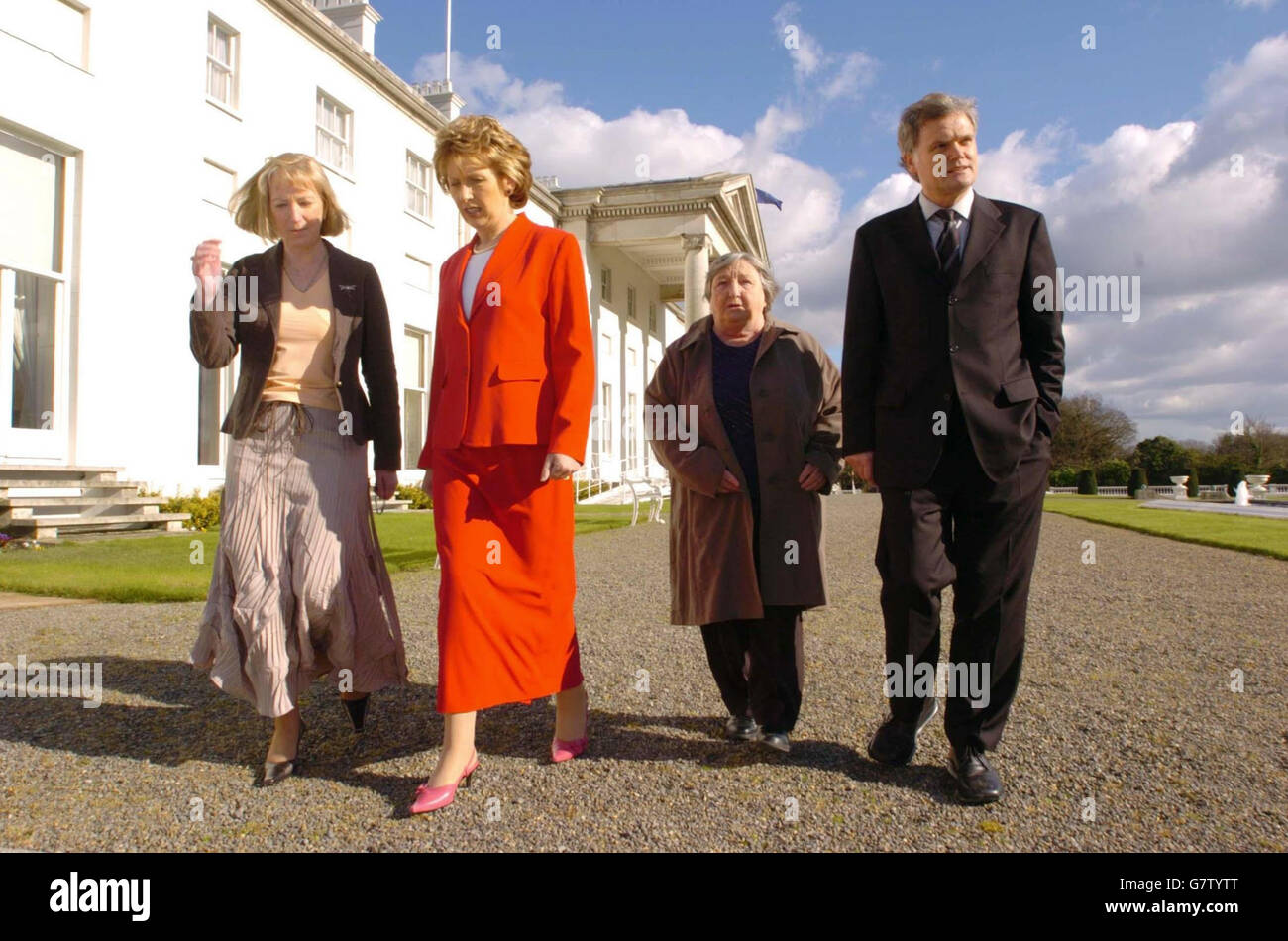Il presidente irlandese Mary McAleese (seconda a sinistra, in rosso) camminando nei terreni di Aras un Uachtarain con (da sinistra a destra) Jean Casey e Teresa Mirea, che avevano entrambi parenti stretti che hanno commesso il suicidio e psicologo clinico, il dottor Tony Bar (a destra). Foto Stock