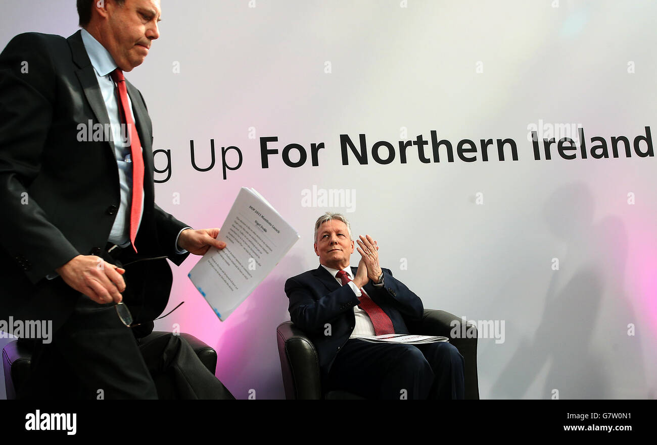 Il leader del Partito democratico Unionista Peter Robinson con il vice leader Nigel Dodds (a sinistra) durante il manifesto delle elezioni generali del partito lanciano presso la fabbrica del London Bus, Wrightbus, ad Antrim. Foto Stock