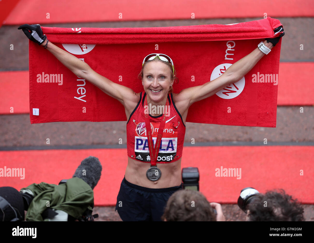 Paula Radcliffe festeggia il completamento della 2015 Virgin Money London Marathon. Foto Stock