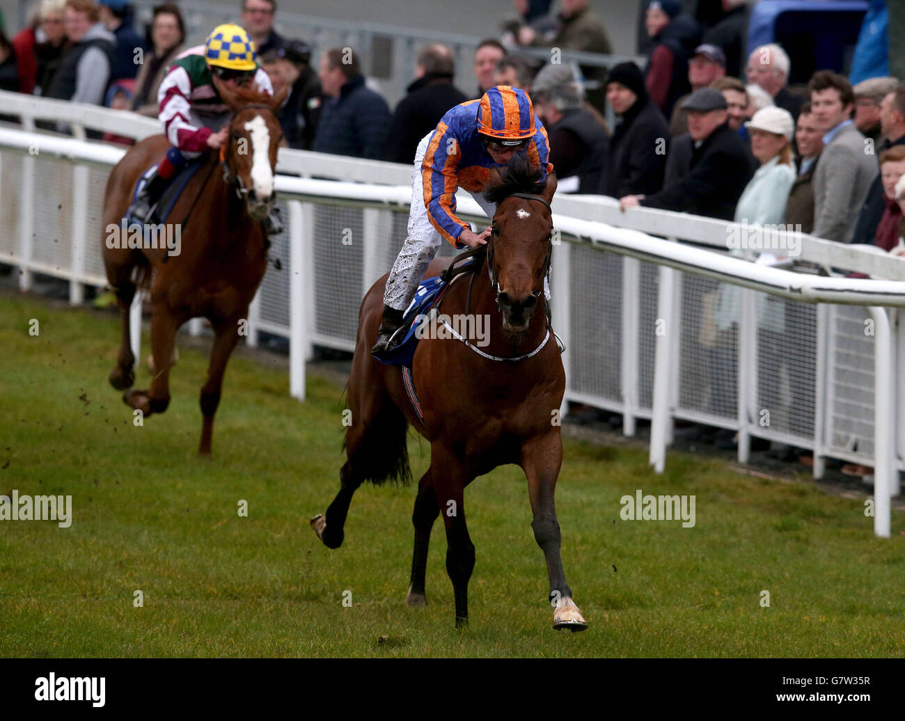 Il guerriero guidato da Ryan Moore sulla strada per vincere il Big Bad Bob Maiden all'Ippodromo di Curragh, Kildare, Irlanda. Foto Stock