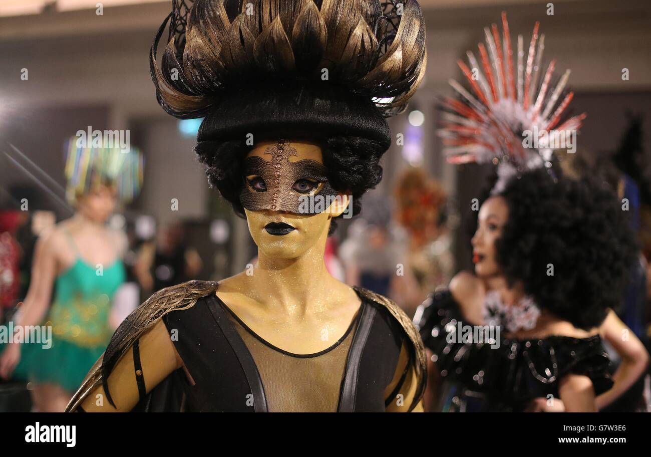 I modelli prendono parte ai Campionati Irlandesi di parrucchiere 2015 al Double Tree by Hilton Hotel di Dublino. Foto Stock