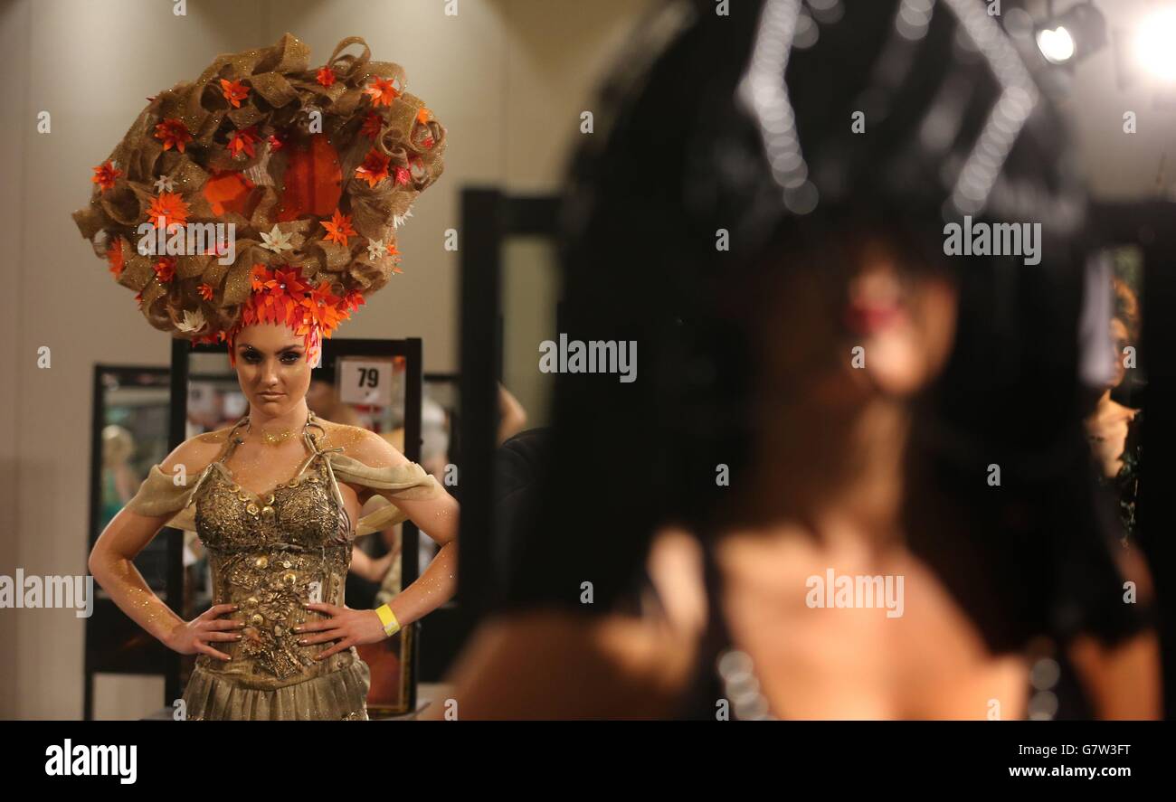 I modelli prendono parte ai Campionati Irlandesi di parrucchiere 2015 al Double Tree by Hilton Hotel di Dublino. Foto Stock