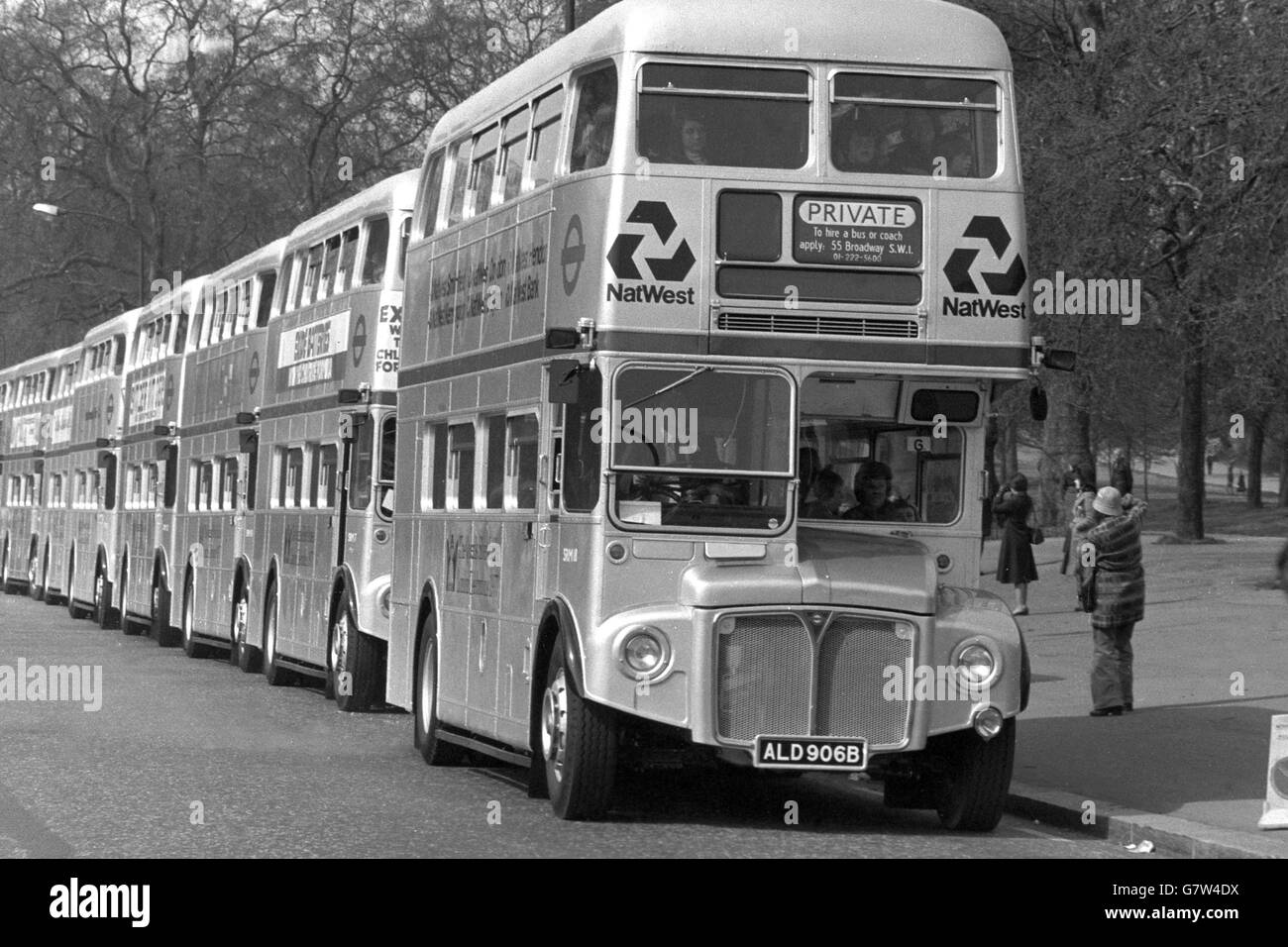 Immagine che mostra i 25 autobus Silver Jubilee di Londra che, nella loro nuova e luminosa livrea, si allinearono prima dell'inizio della cavalcata dei trasporti di Londra al punto di assemblaggio nella South Carriage Road, Hyde Park, Londra. Gli autobus d'argento, che trasportavano feste speciali, viaggiavano dal Parco attraverso il Centro di Londra e poi verso la South Bank sulla strada per Battersea Park, dove tre di loro hanno partecipato alla Parata di Pasqua. Foto Stock