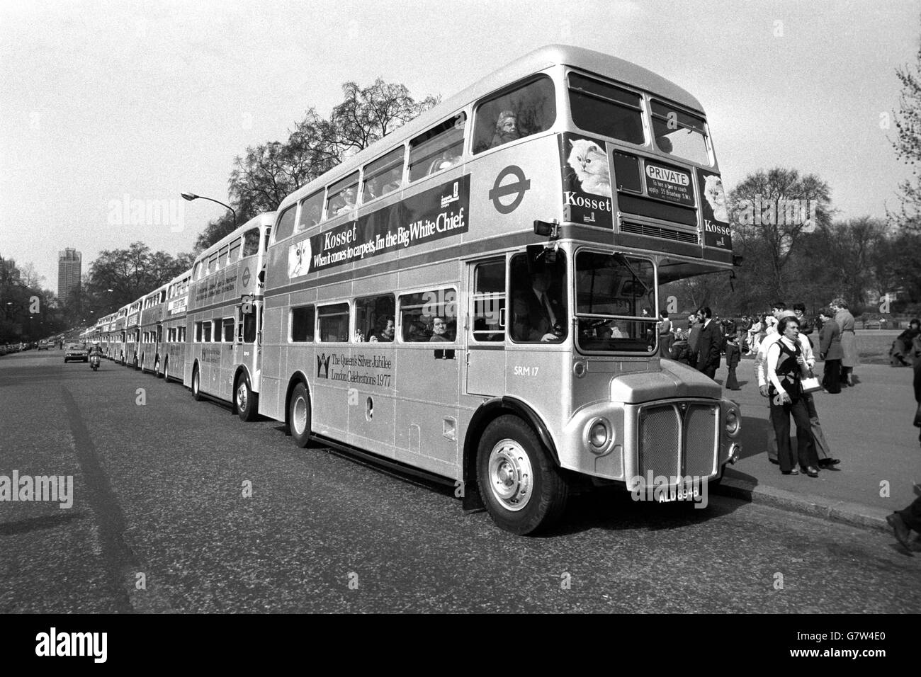 Immagine che mostra i 25 autobus Silver Jubilee di Londra che, nella loro nuova e luminosa livrea, si allinearono prima dell'inizio della cavalcata dei trasporti di Londra al punto di assemblaggio nella South Carriage Road, Hyde Park, Londra. Gli autobus d'argento, che trasportavano feste speciali, viaggiavano dal Parco attraverso il Centro di Londra e poi verso la South Bank sulla strada per Battersea Park, dove tre di loro hanno partecipato alla Parata di Pasqua. Foto Stock