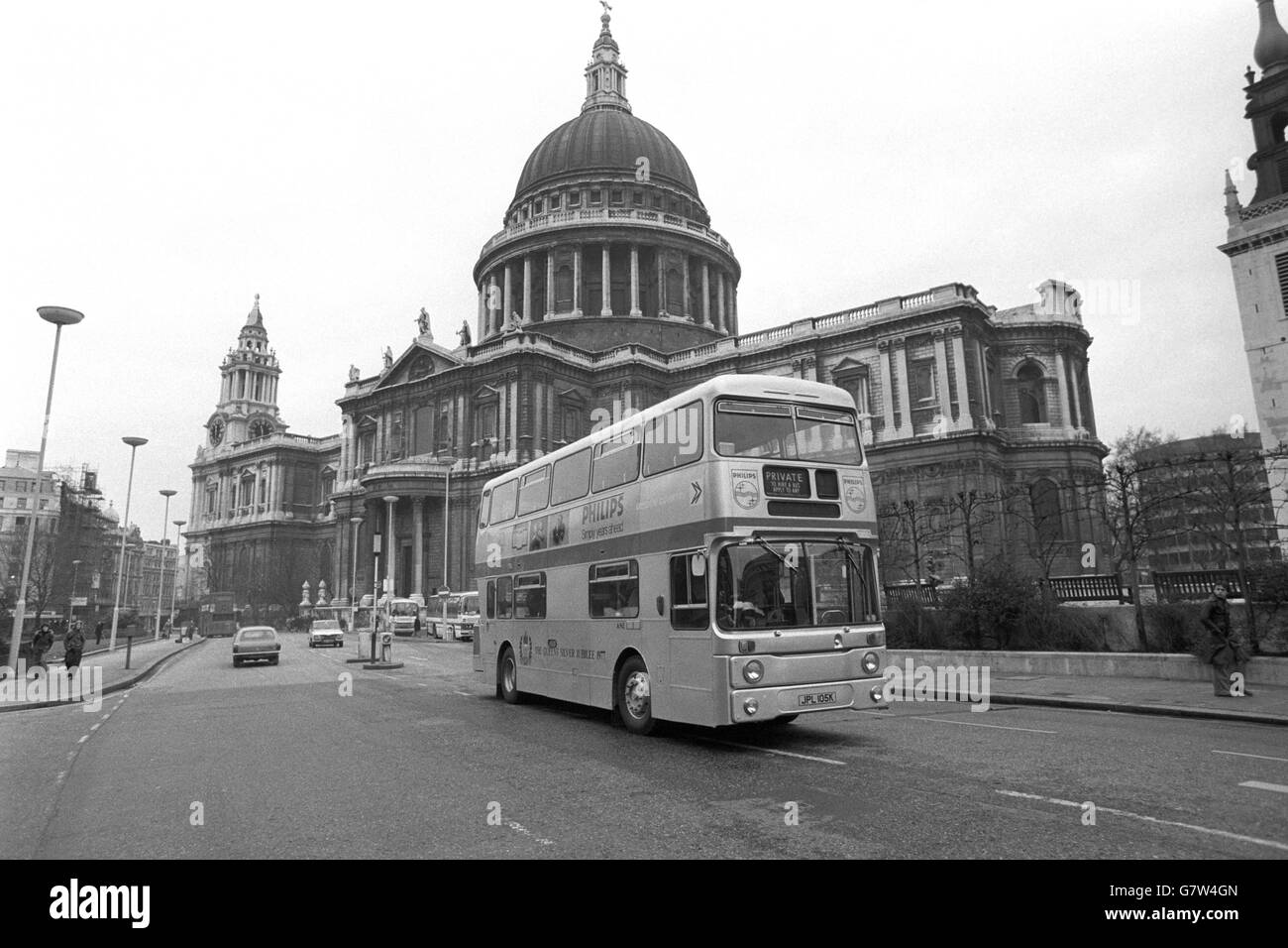 Uno dei 25 autobus di Londra color argento progettati passa davanti alla cattedrale di St. Paul. Gli autobus sono il contributo di London Transport alle celebrazioni del Giubileo d'Argento. Foto Stock
