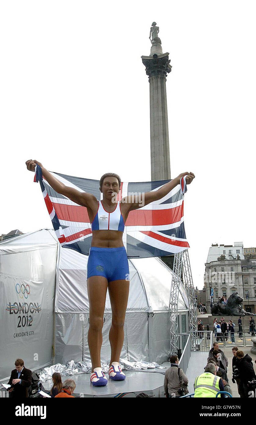 Una statua gigante di un atleta che è accompagnata da una mostra interattiva. Fornisce una visione futuristica di un Giochi Olimpici di Londra come parte di un tentativo di sensibilizzare l'opinione pubblica sull'offerta olimpica di Londra del 2012. Foto Stock