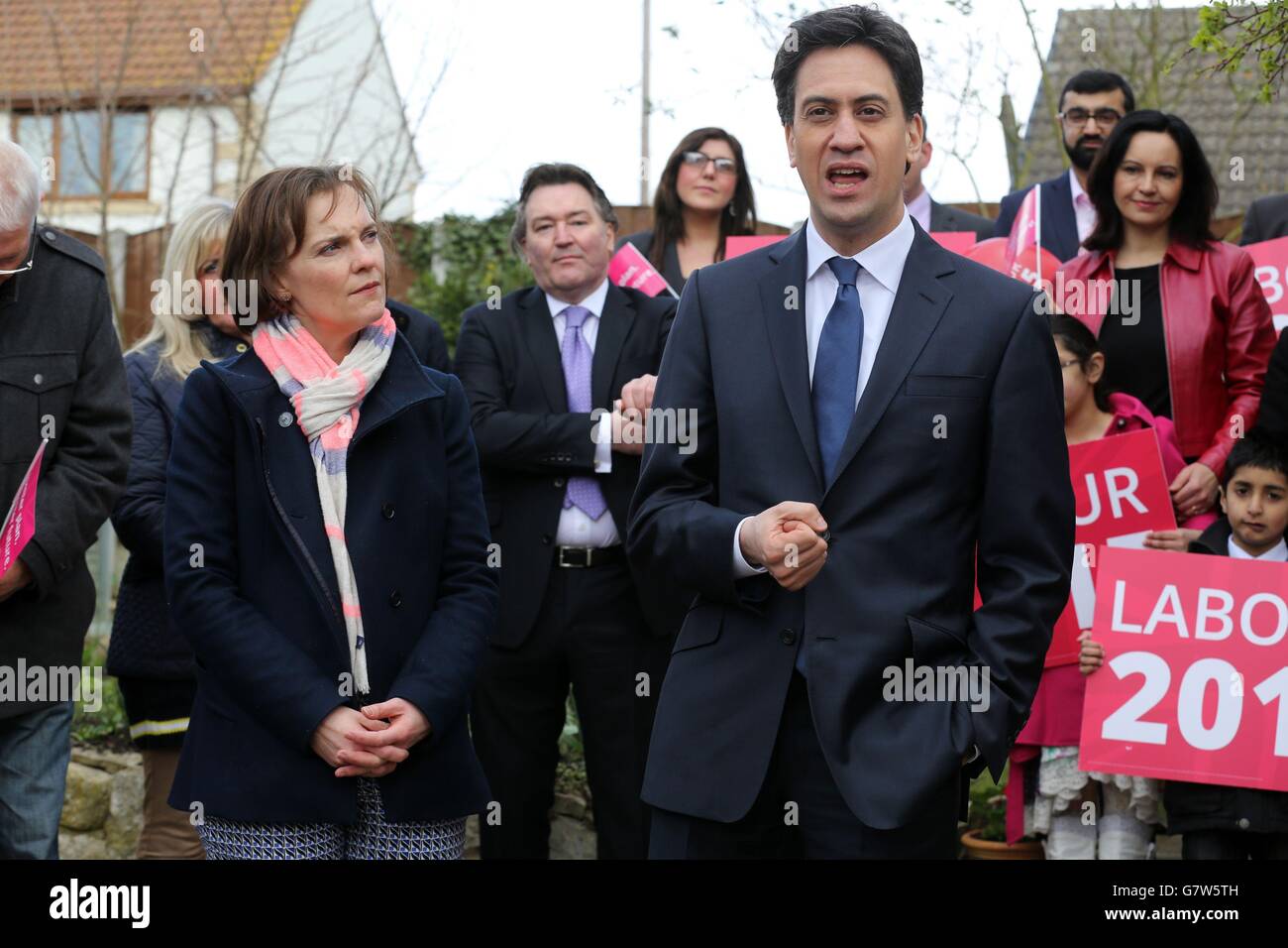 Il leader del lavoro ed Miliband e sua moglie Justine, mentre si rivolge ai membri del partito durante un rally a Norton, Doncaster. Foto Stock