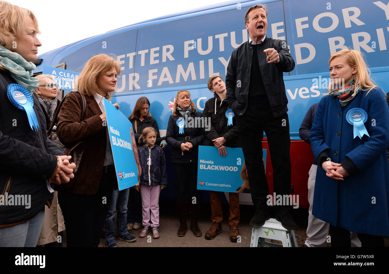 Il primo ministro David Cameron e Nicola Blackwood (destra), candidato conservatore per Oxford West e Abingdon parlano ai sostenitori del partito di Abingdon e Witney College nell'Oxfordshire. Foto Stock