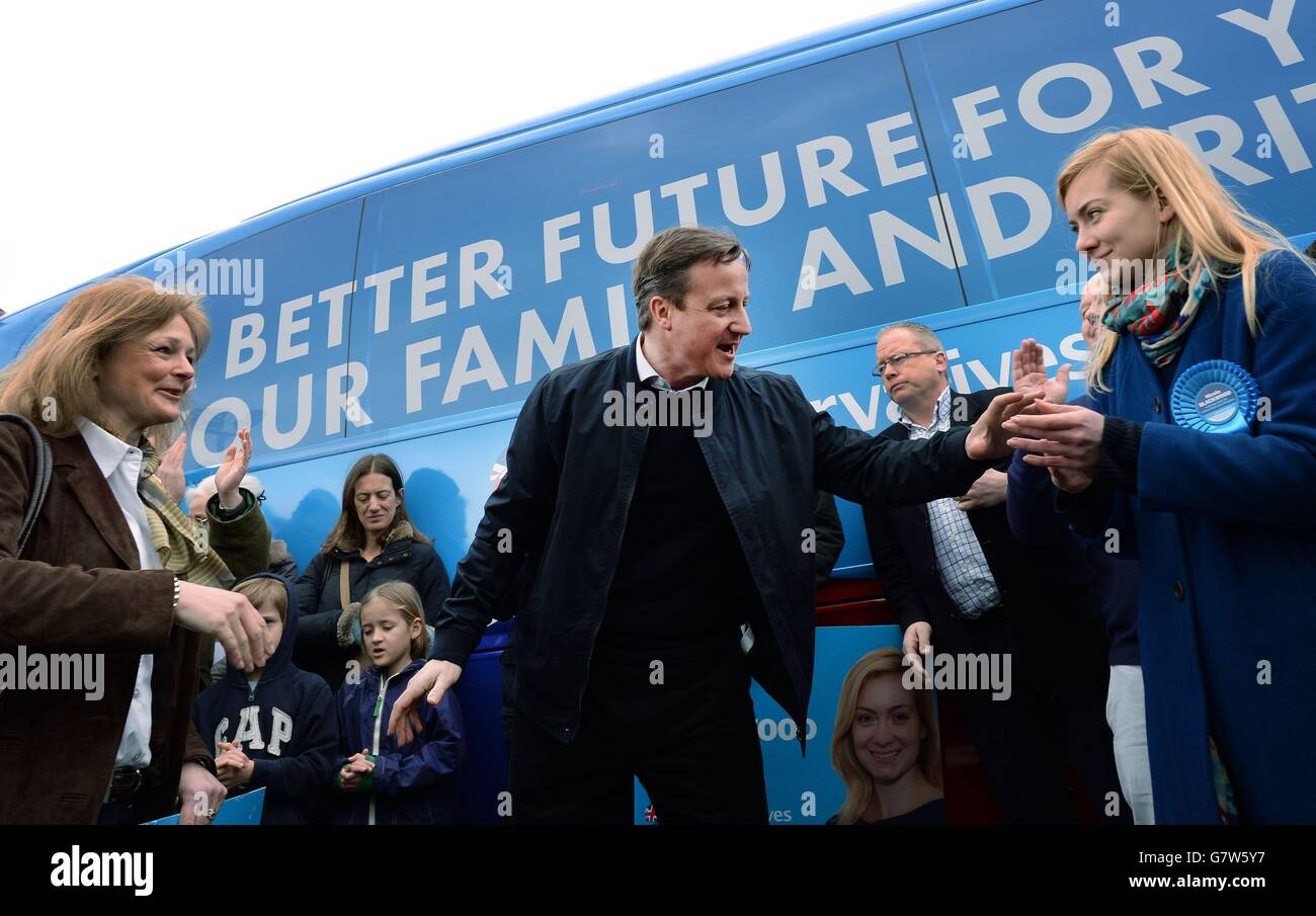 Il primo ministro David Cameron e Nicola Blackwood (destra), candidato conservatore per Oxford West e Abingdon parlano ai sostenitori del partito di Abingdon e Witney College nell'Oxfordshire. Foto Stock