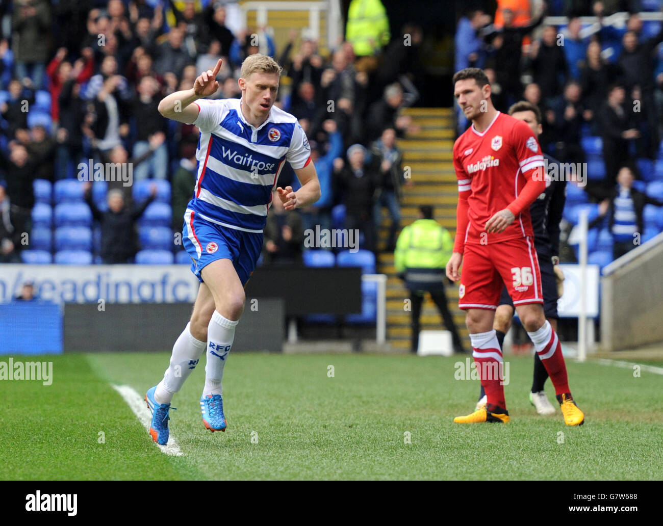 Calcio - Campionato Sky Bet - Reading v Cardiff City - Stadio Madejski. Pavel Pogrebnyak di Reading celebra il primo obiettivo del gioco Foto Stock