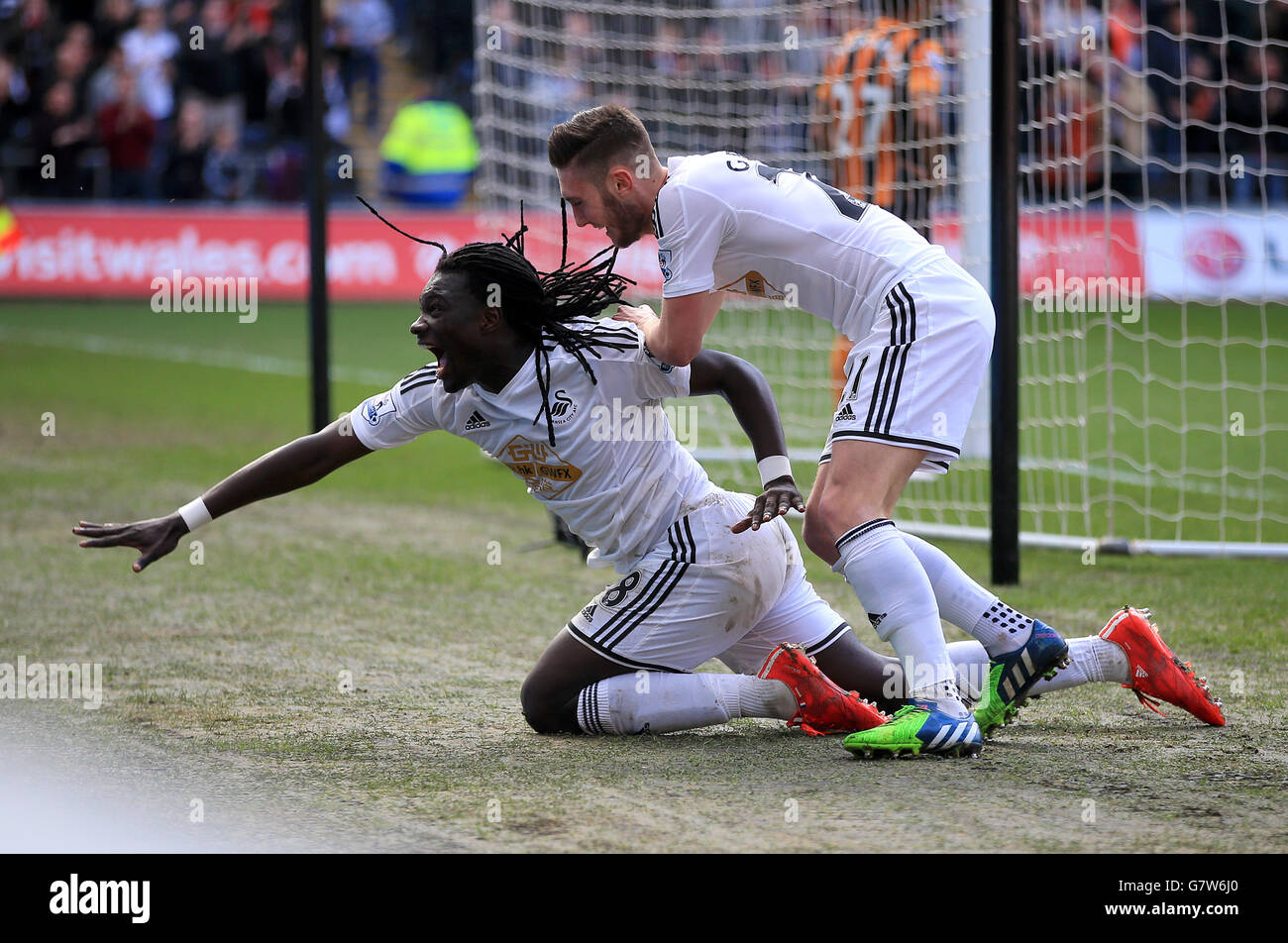 Il Bafetimbi Gomis di Swansea City festeggia il terzo gol del suo fianco durante la partita della Barclays Premier League al Liberty Stadium di Swansea. Foto Stock