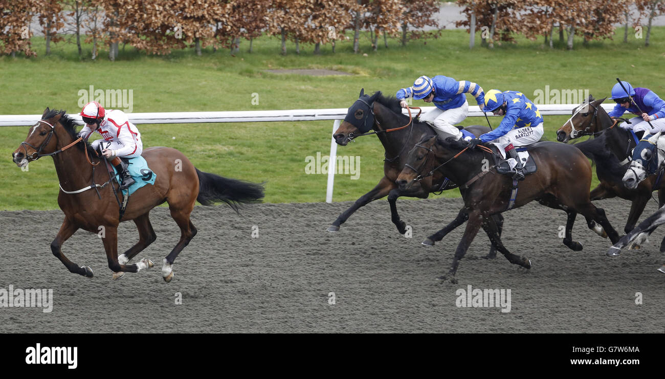 Ridgeway Storm guidato da Tom Queally guida il campo di casa per vincere la Betfred Bonus Ball Bonanza Queen's Prize Race corsa durante la Pasqua Family Fun Day all'ippodromo di Kempton. Foto Stock