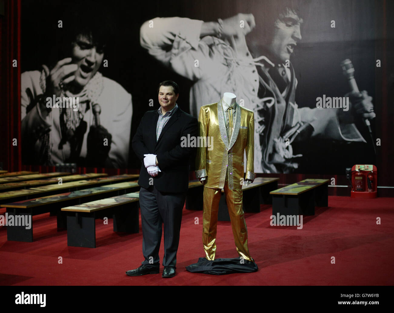 Il regista di Graceland Kevin Kern accanto alla Gold Suit di Elvis Presley, indossata dal cantante sulla copertina del suo album '50,000,000 Elvis Fans Can't Be Wrong', alla Elvis Exhibition 02, presso la O2 di Londra. Foto Stock