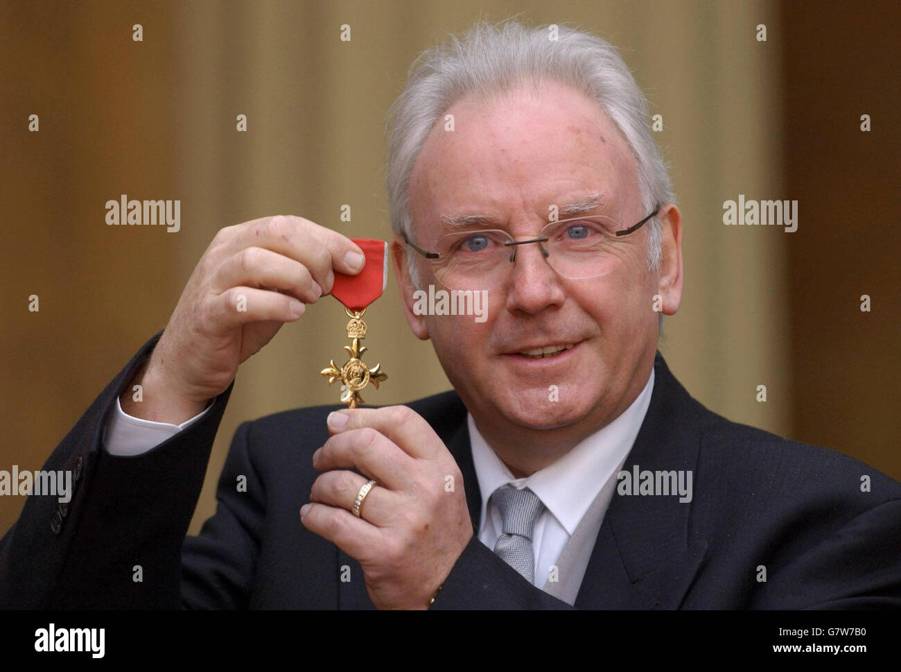 Pop impresario Pete Waterman dopo aver raccolto un OBE per i servizi di musica dalla Regina Elisabetta II della Gran Bretagna Foto Stock