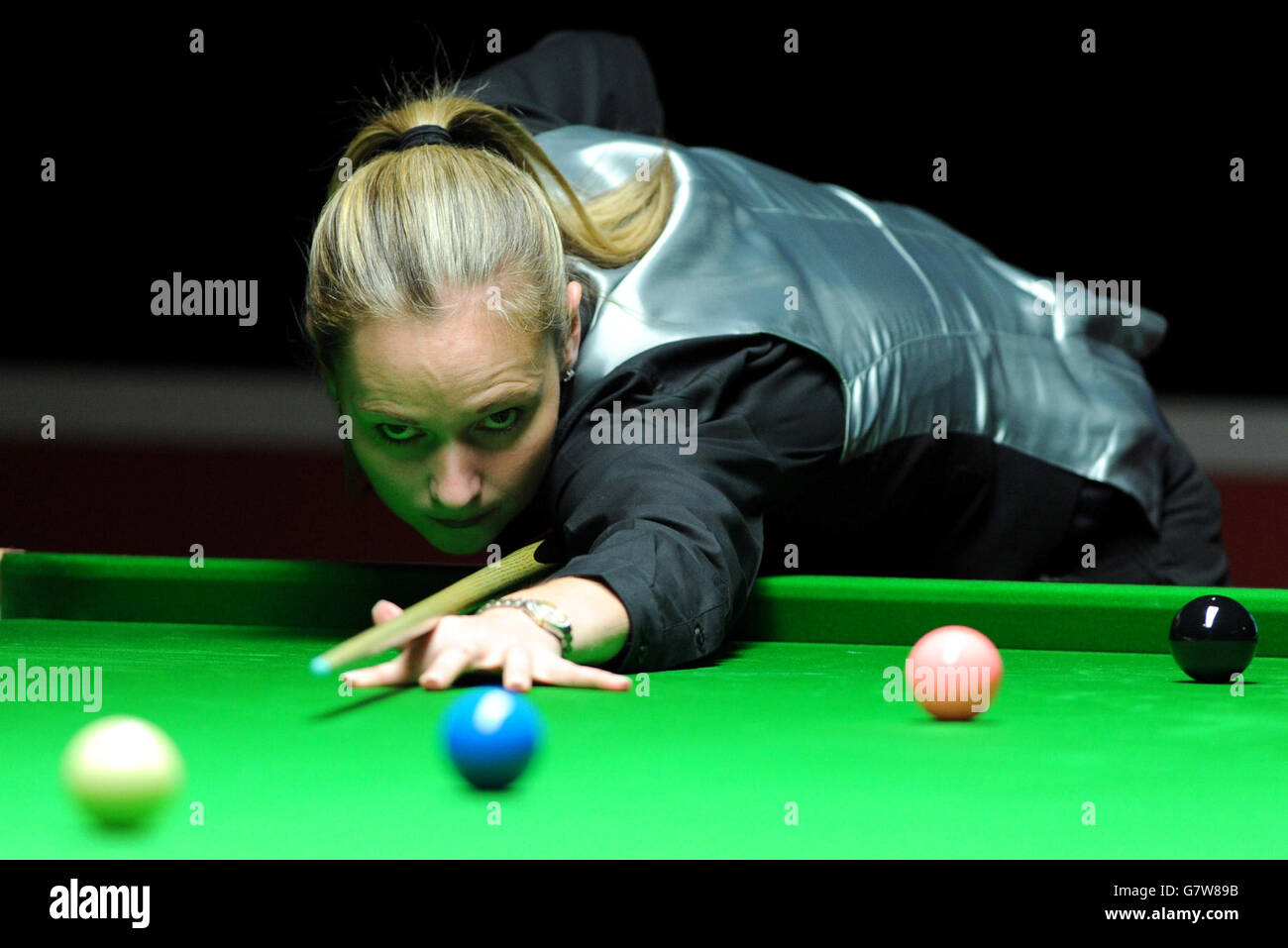 Reanne Evans gioca un colpo durante la sua partita contro Ken Doherty durante il Campionato del mondo Qualifiche a Ponds Forge, Sheffield. Foto Stock