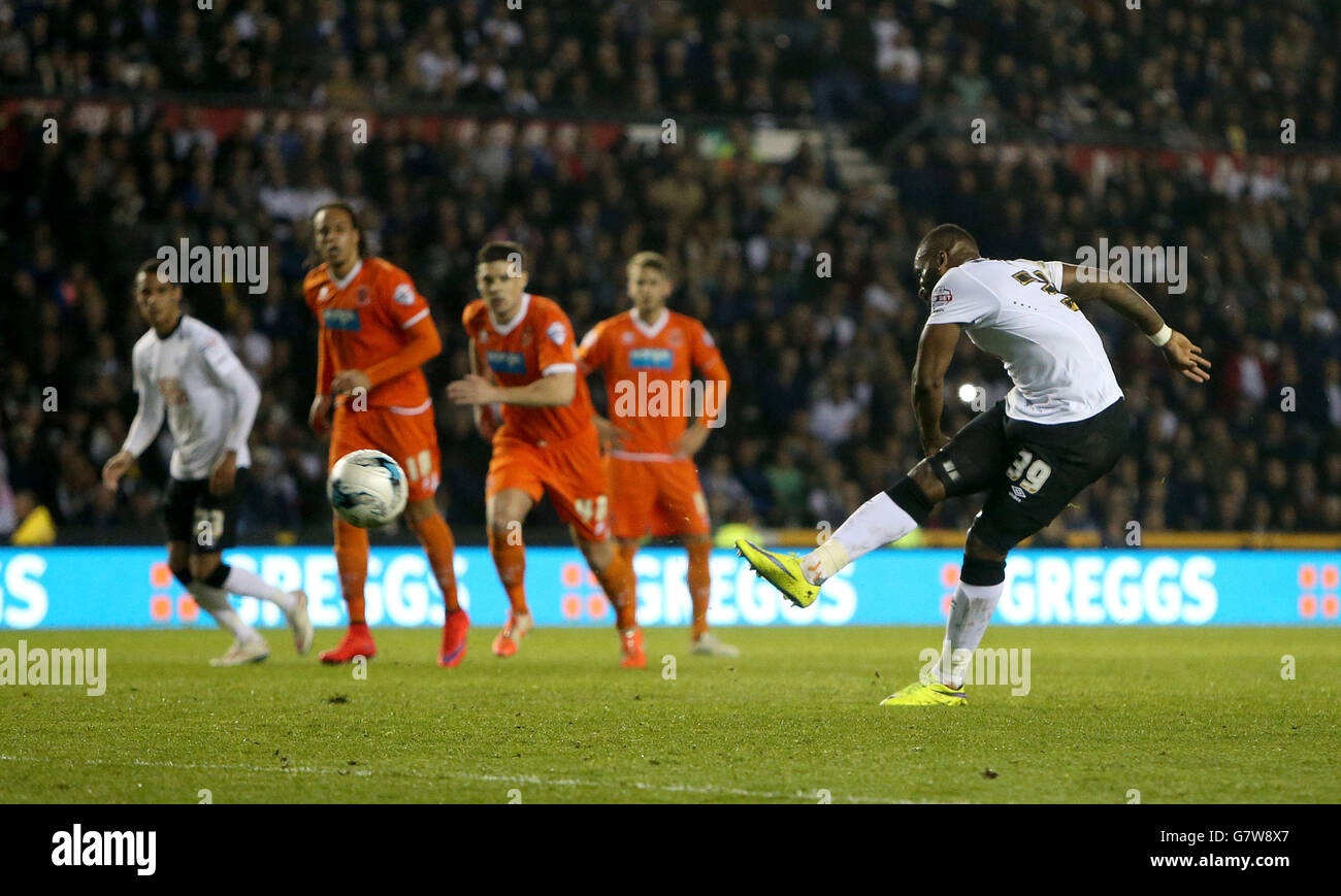 Calcio - Campionato Sky Bet - Derby County / Blackpool - iPro Stadium. Darren Bent di Derby County segna il quarto obiettivo della partita durante la partita del campionato Sky Bet all'iPro Stadium di Derby. Foto Stock