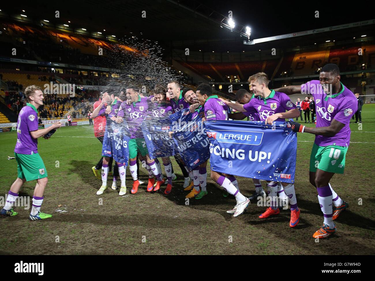 I giocatori di Bristol City festeggiano la promozione per il Campionato alla fine della partita Sky Bet League One al Coral Windows Stadium di Bradford. Foto Stock