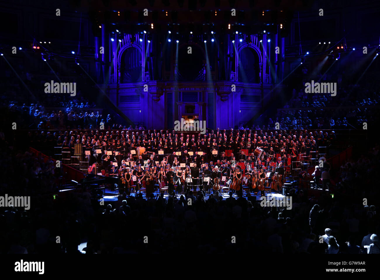 Il direttore Kirill Karabits (centro) e la Bournemouth Symphony Orchestra sul palco della Royal Albert Hall di Londra durante il Classic FM Live, in scena dalla stazione di musica classica numero uno del Regno Unito. PREMERE ASSOCIAZIONE foto. Data immagine: Martedì 14 aprile 2015. Il credito fotografico dovrebbe essere: Filo Yui Mok/PA Foto Stock