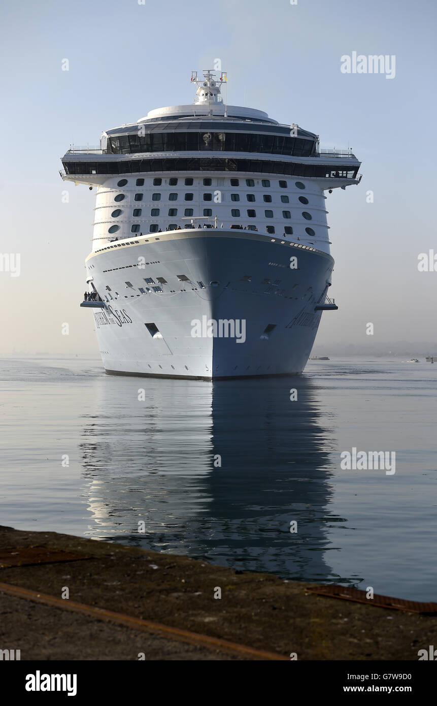 La terza nave da crociera congiunta al mondo per dimensioni, la sig.ra Anthem of the Seas, di proprietà dei Royal Caribbean, arriva al molo 101 a Southampton Docks prima della cerimonia di nomina il 20 aprile. Foto Stock