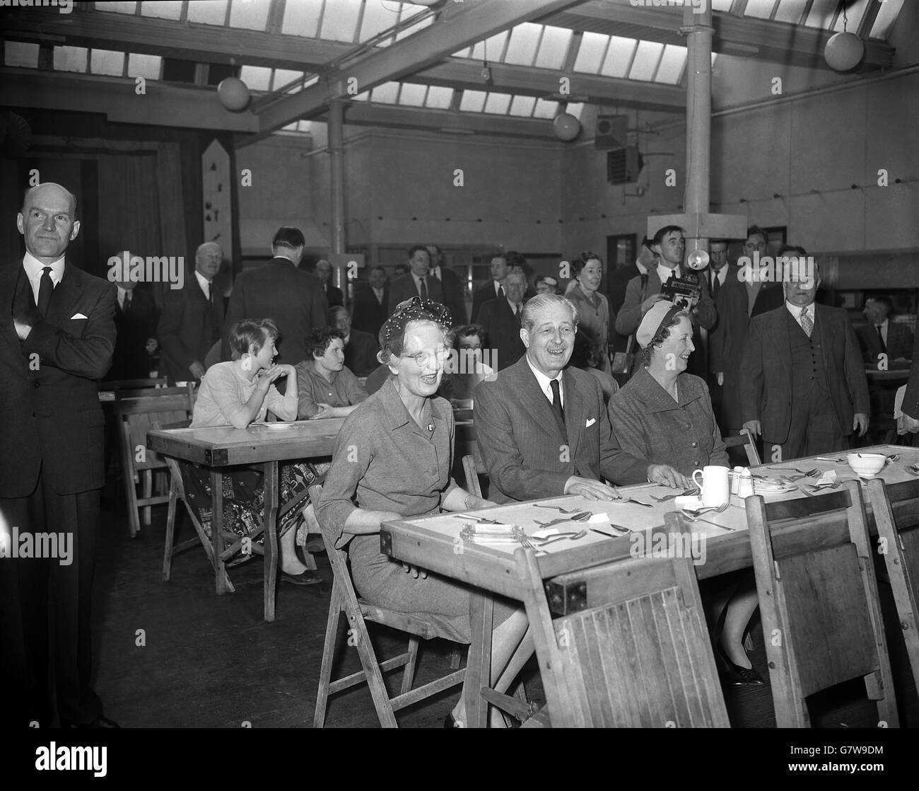 Il primo ministro Harold MacMillan si siede per pranzo nella mensa dei lavoratori a Shore Mills, Littleborough, vicino Rochdale, durante il suo tour del Lancashire industriale. Aveva una scelta dallo stesso menu a disposizione dei lavoratori del mulino tessile e ha scelto zuppa, pesce e patatine e piselli, e spugna di mele. Foto Stock
