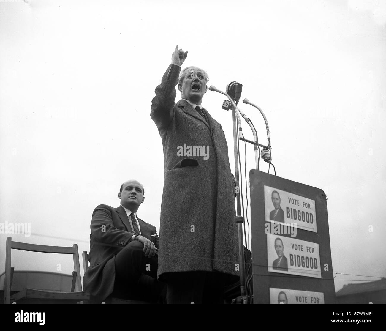 Il primo ministro Harold MacMillan alza un dito di avvertimento e parla in modo serio dalla parte posteriore di un camion quando si rivolge al suo primo incontro a Bury, Lancashire, durante il suo giro delle elezioni generali del nord-ovest. A Bury ha fatto un discorso di arresto a sostegno del candidato conservatore, il sig. J. G. Bidgood. Foto Stock
