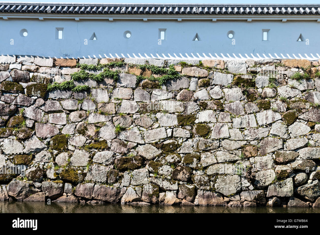 Giappone, Ako castello. Pareti Dobei sulla sommità di Isola di Ishigaki, mura di pietra con fori di tiro, sama. Triangolari e quadrate per pistole, oblunga per archi. Foto Stock