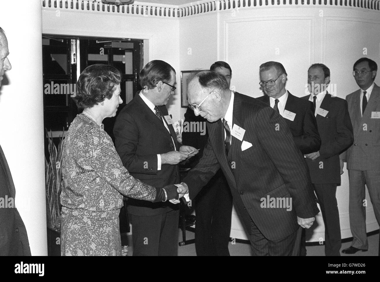 La regina Elisabetta II, guardata il duca di Edimburgo, incontra i vincitori del Queen's Award 1988 per l'industria per l'esportazione e la tecnologia, a bordo della Britannia. Accanto alla Regina, l'ammiraglio posteriore Sir Paul Greening, Maestro della Casa, legge i nomi. Foto Stock